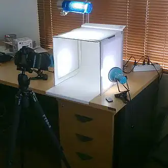 Lightbox designed to produce images with diffuse lighting from all angles