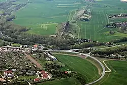 View roughly von Ostsüdosten über diagonal verlaufende Bode hinweg to the Teufelsmauer with dem Königstein and den dahinter gelegenen Mittelsteinen; links liegt Neinstedt and right Weddersleben